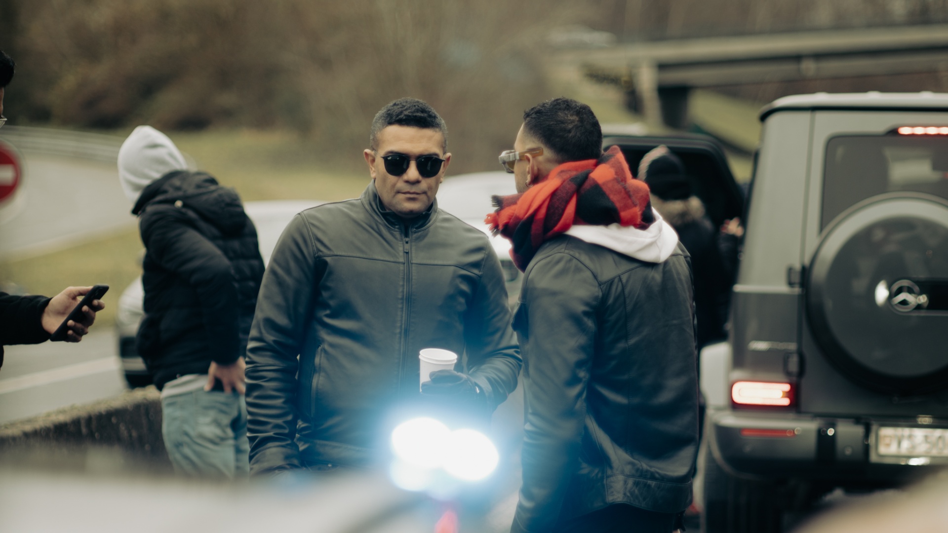 Discussion de production sur un tournage extérieur