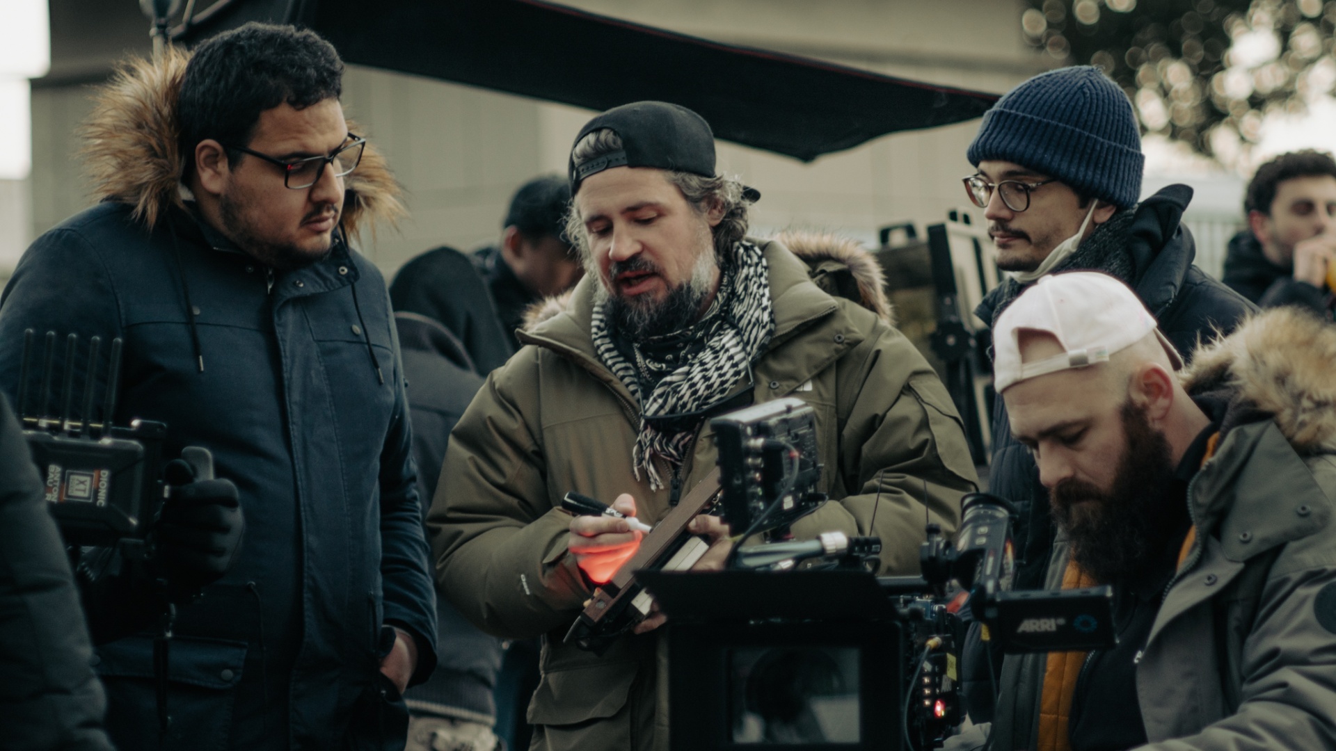 Équipe technique sur le moniteur, plateau de tournage hiver