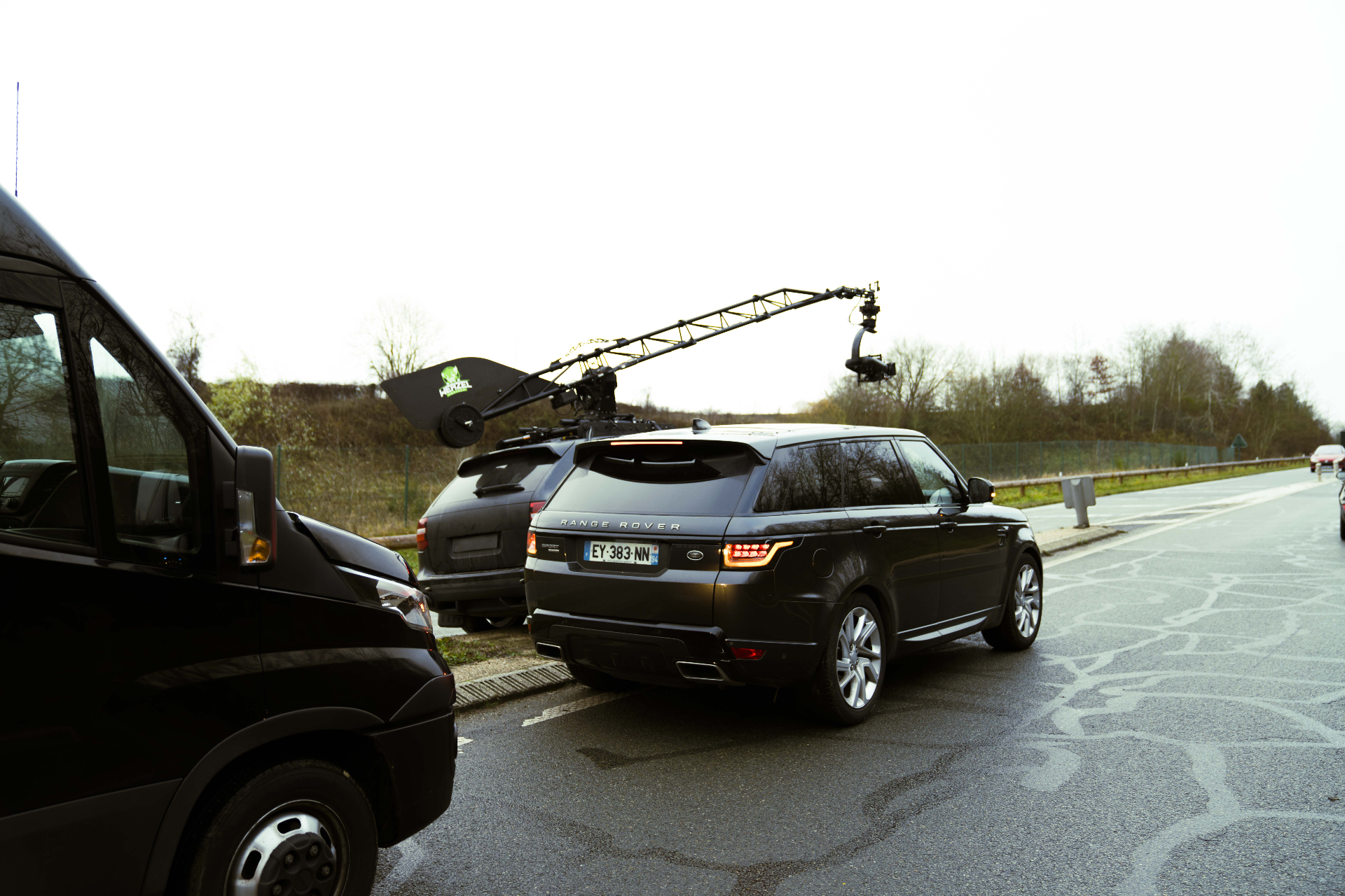 Tournage en travelling voiture avec grue caméra sur Range Rover