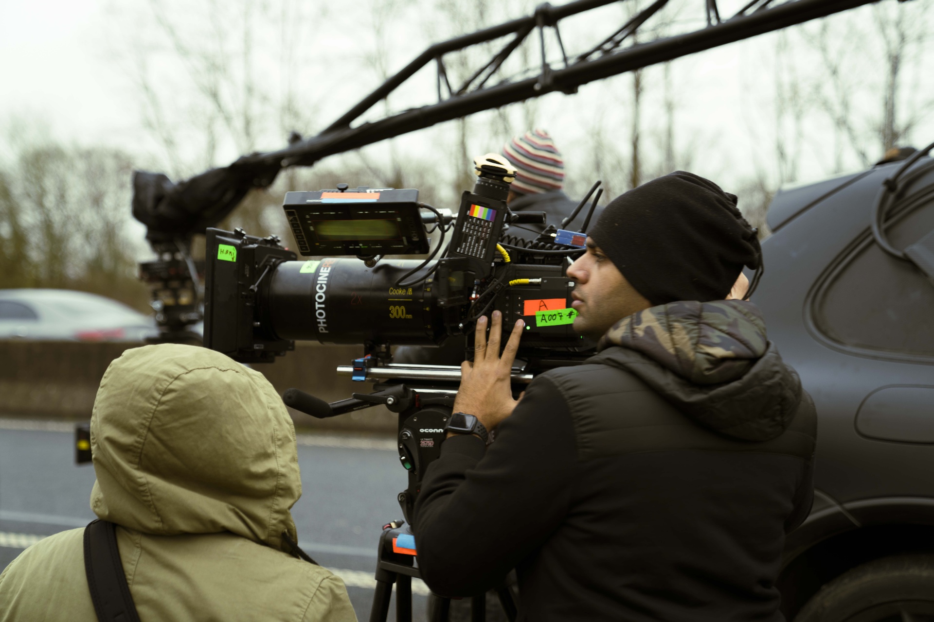 Cadreur à l'épaule avec optique Cooke 300mm sur tournage